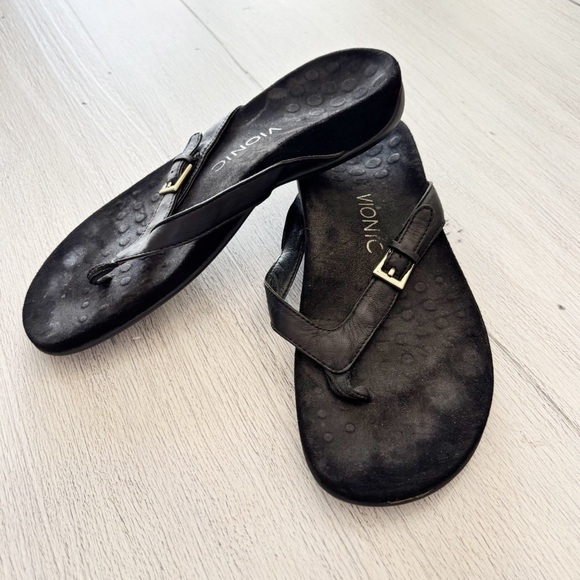 VIONIC Women’s Black Leather KELBY Buckle Toe Post Sandals Orthoheel Tech Size 7 - Picture 1 of 12